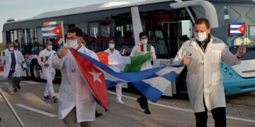 Sheinbaum afirma que convenio de médicos cubanos seguirá y que “todo está en regla”