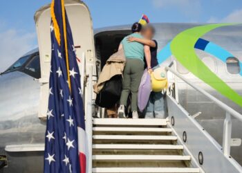 EE.UU. revela cuántos migrantes se han autodeportado desde enero