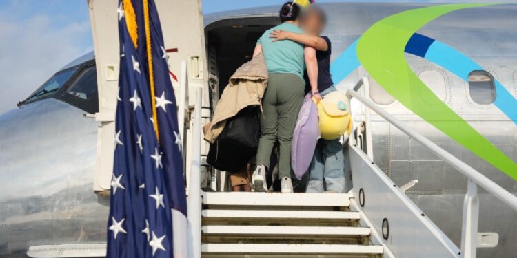 EE.UU. revela cuántos migrantes se han autodeportado desde enero