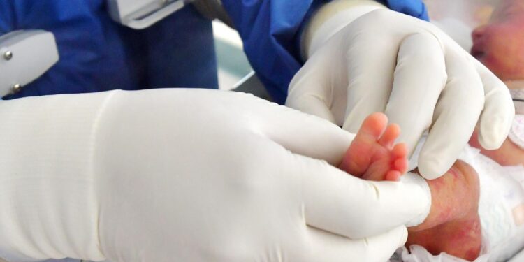 Nacimientos en México disminuyen en 2024; hilan tres años a la baja