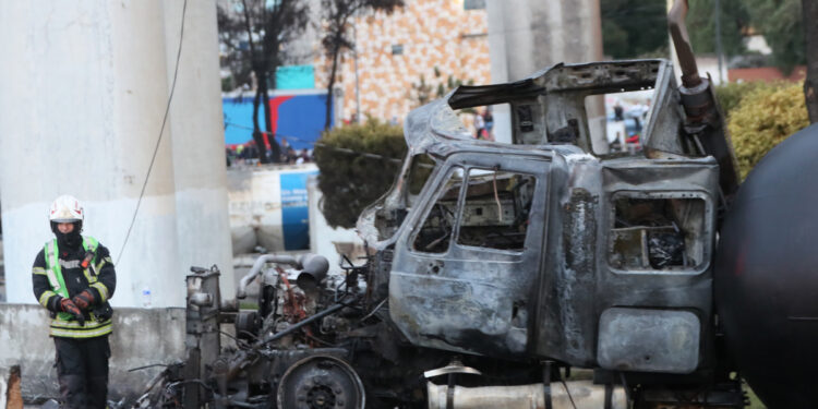 Suman nueve muertos por explosión de pipa en Iztapalapa