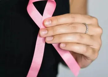 ¿Por qué usamos moño rosa para hablar del cáncer de mama? Conoce su origen
