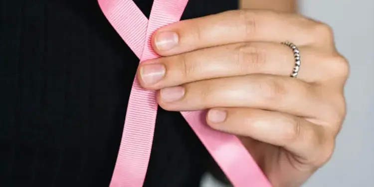 ¿Por qué usamos moño rosa para hablar del cáncer de mama? Conoce su origen