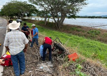 Motociclista derrapa y se sale del camino en la carretera Villa Unión – El Walamo