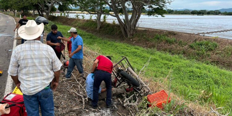 Motociclista derrapa y se sale del camino en la carretera Villa Unión – El Walamo