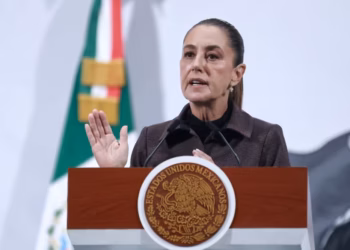 Sheinbaum descarta cambios en su gabinete a un año de gobierno; señala youtuber por foto con AMLO creada con IA