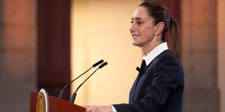 Claudia Sheinbaum anuncia que médicos cubanos atenderán en hospital inaugurado en Maruata, Michoacán