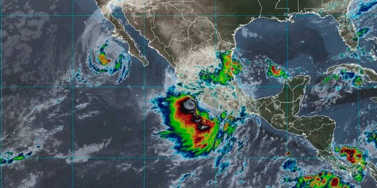 Onda tropical 37 y vaguadas provocarán tormentas en 10 estados; SMN alerta por deslaves hoy 13 de octubre