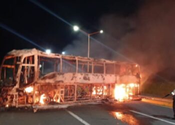 Zacatecas amanece con bloqueos carreteros y quema de vehículos