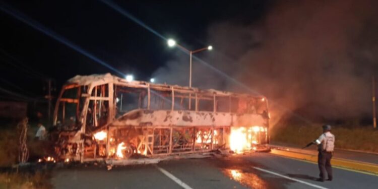 Zacatecas amanece con bloqueos carreteros y quema de vehículos