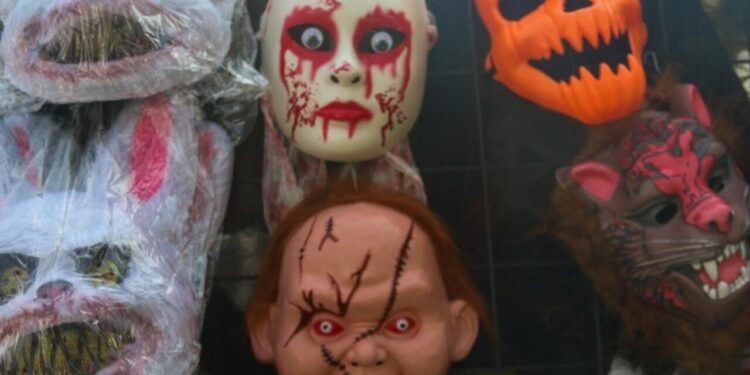 Reportan bajas ventas de disfraces por Halloween y Día de Muertos en Mazatlán; “han ido de menos a más”
