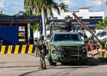 Médico aplica Kola Loka en ojos de interno en penal de Aguaruto