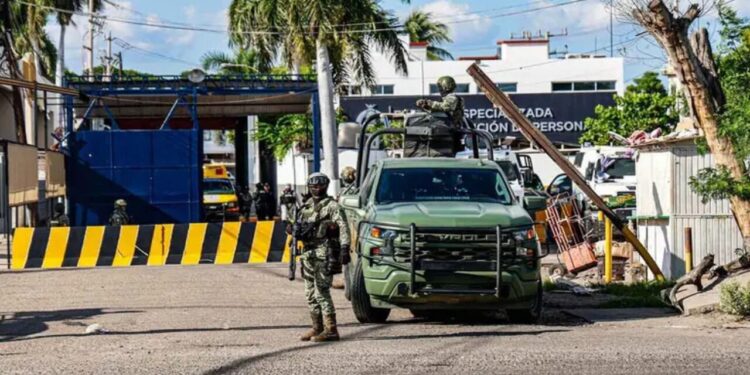 Médico aplica Kola Loka en ojos de interno en penal de Aguaruto