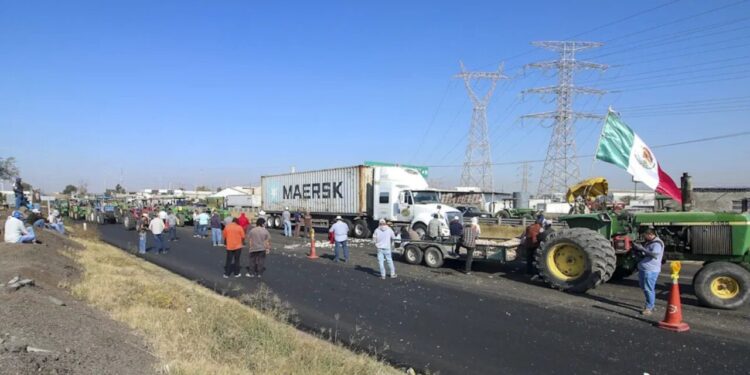 Acusa Sheinbaum intereses políticos en cierres de agricultores en carreteras