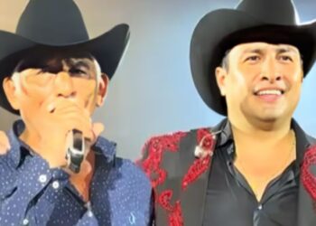 Papá de Julión Álvarez aparece junto al cantante en el Palenque de las Fiestas de Octubre tras reportarse su detención