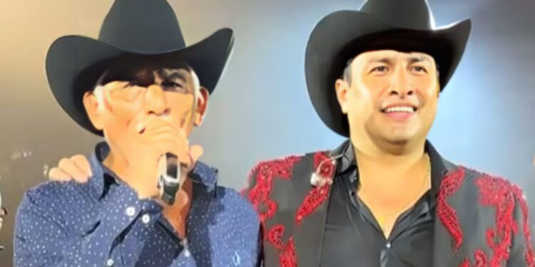 Papá de Julión Álvarez aparece junto al cantante en el Palenque de las Fiestas de Octubre tras reportarse su detención
