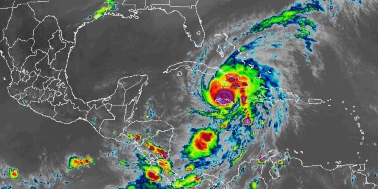Huracán Melissa retoma fuerza tras dejar 30 muertos: Trayectoria y zonas en alerta