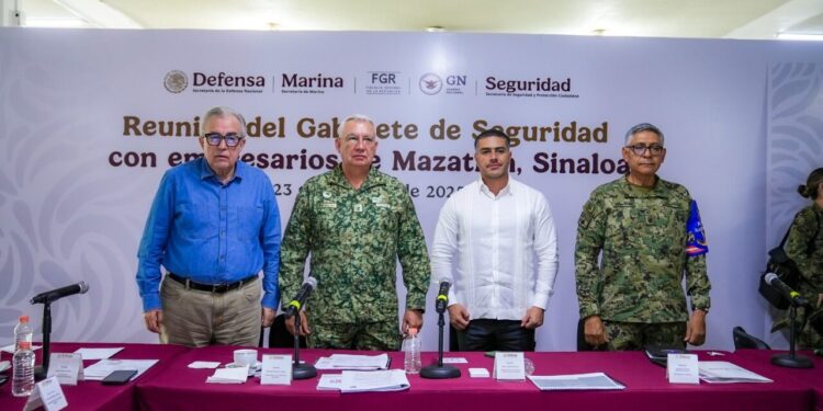 Anuncia gobernador Rocha fortalecimiento de operativos en Mazatlán, con elementos de Defensa y SSyPC