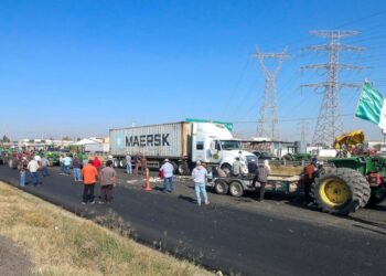 Protesta de productores de maíz: Cierran con cadenas la Segob y hay bloqueos carreteros