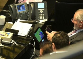 Captan a Adán Augusto viendo el partido Barcelona vs PSG durante comparecencia de Edgar Amador en el Senado