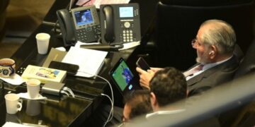 Captan a Adán Augusto viendo el partido Barcelona vs PSG durante comparecencia de Edgar Amador en el Senado