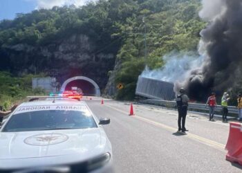 Vuelca y se incendia tráiler en la autopista Mazatlán – Durango; copiloto muere calcinado