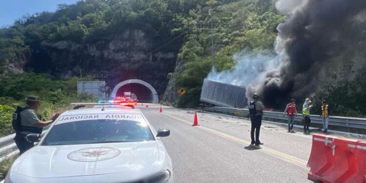Vuelca y se incendia tráiler en la autopista Mazatlán – Durango; copiloto muere calcinado