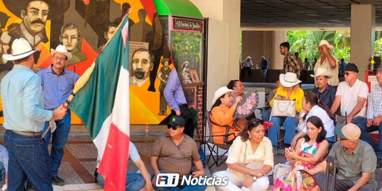 Productores exigen precio justo al maíz en reunión clave con autoridades federales