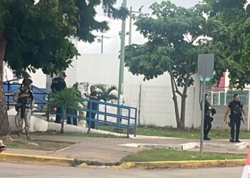 Atacan a policía frente a la base municipal en Culiacán