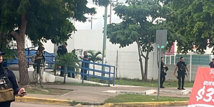 Atacan a policía frente a la base municipal en Culiacán