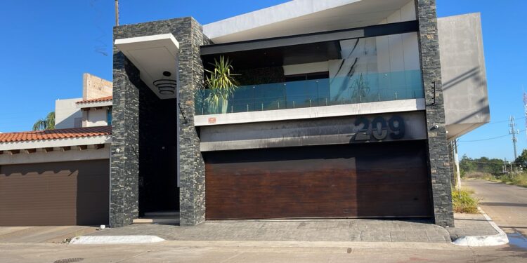 Sujetos armados incendian una vivienda en el sector Tres Ríos de Culiacán