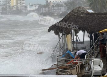 SEMARNAT no apoyará económicamente a palaperos tras fuerte oleaje en Mazatlán