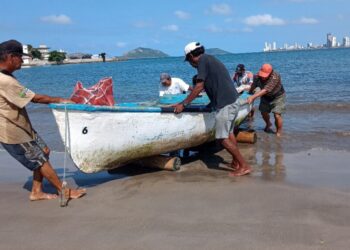 Pescadores de Playa Norte de Mazatlán urgen de apoyos para motores