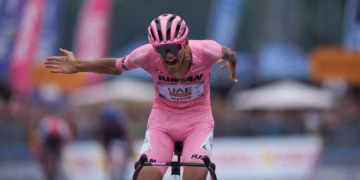 Isaac del Toro alcanza su victoria 15 en el año al conquistar el Gran Piemonte