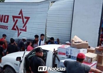 Tráiler con mercancía escolar es saqueado tras avería en la México 15, en Escuinapa