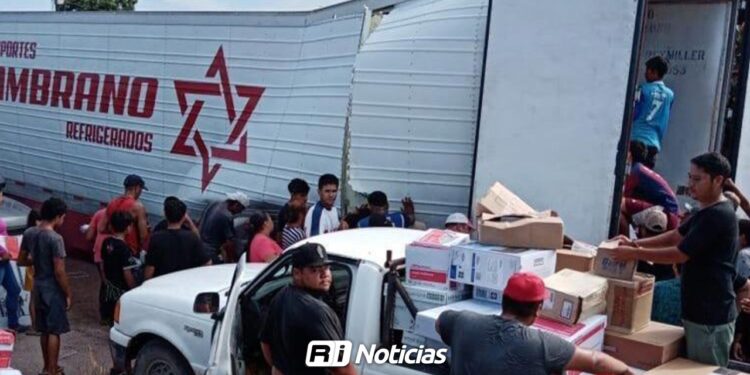 Tráiler con mercancía escolar es saqueado tras avería en la México 15, en Escuinapa