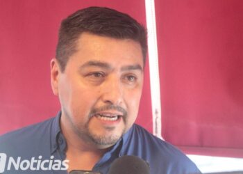 Líder del PAN asiste a toma de protesta del PRI, pero descarta unirse a sus filas