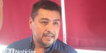 Líder del PAN asiste a toma de protesta del PRI, pero descarta unirse a sus filas