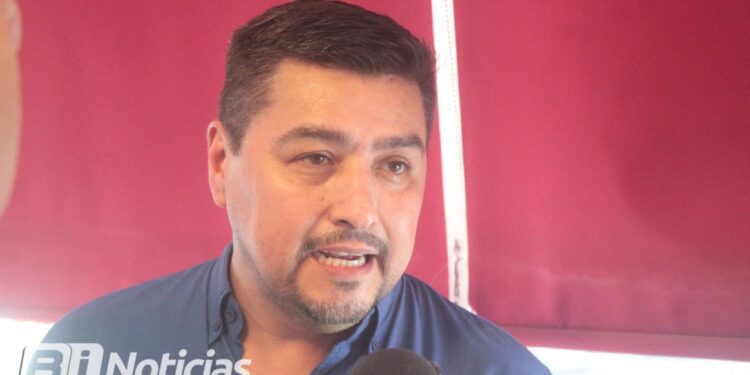 Líder del PAN asiste a toma de protesta del PRI, pero descarta unirse a sus filas