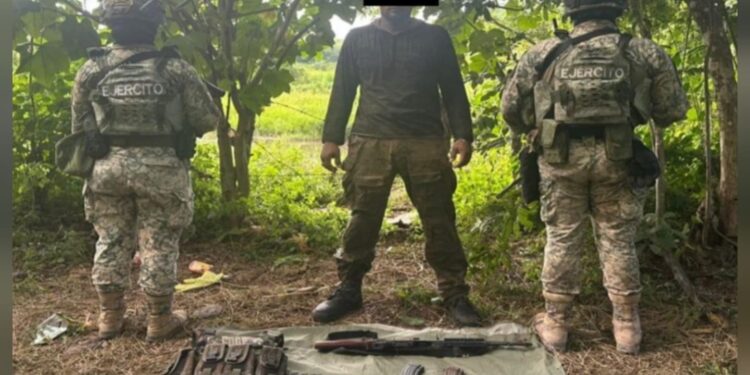 Ejército Méxicano detiene a hombre armado con fusil en Escuinapa