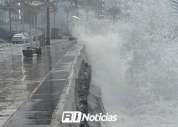 Cierran playas de Mazatlán por alto oleaje generado por huracán Priscilla