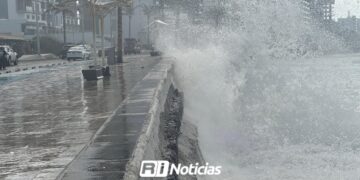 Cierran playas de Mazatlán por alto oleaje generado por huracán Priscilla