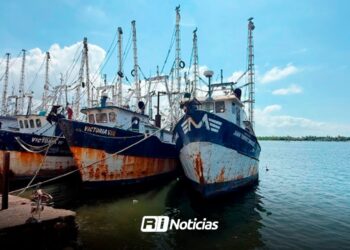 Al menos 64 de los 214 barcos camarones que salieron a pescar se refugian en Mazatlán por huracán Priscilla