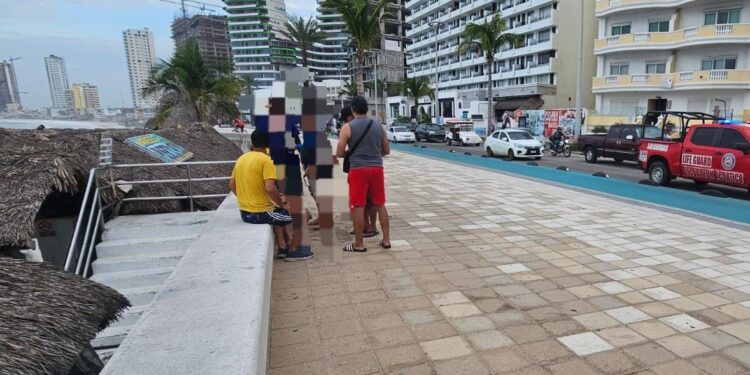 Escuadrón Acuático pone a salvo a bañista mazatleco en área de playa norte
