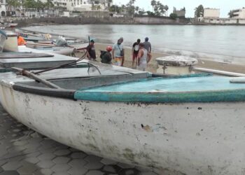 Vendedores de Playa “golpeados” por alta marejada; paran ventas