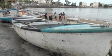Vendedores de Playa “golpeados” por alta marejada; paran ventas