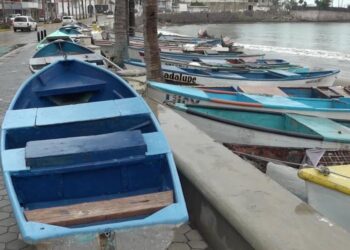Pescadores de Playa Norte en Mazatlán “ponen a salvo” sus lanchas