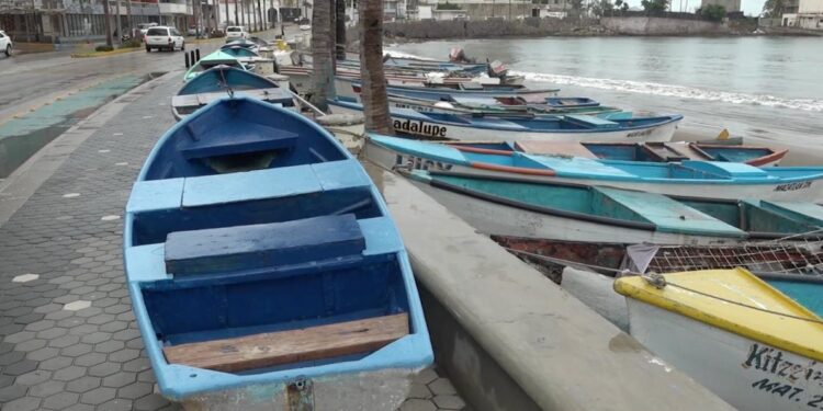 Pescadores de Playa Norte en Mazatlán “ponen a salvo” sus lanchas