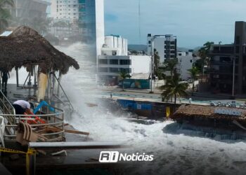 Por alto oleaje al menos 15 palapas con múltiples daños; PC Mazatlán delimita la zona por posible riesgo