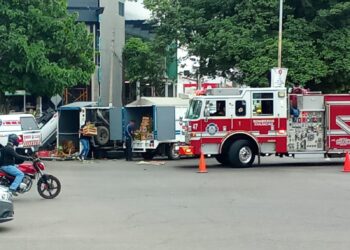 Chocan y vuelcan dos vehículos en Las Quintas, en Culiacán